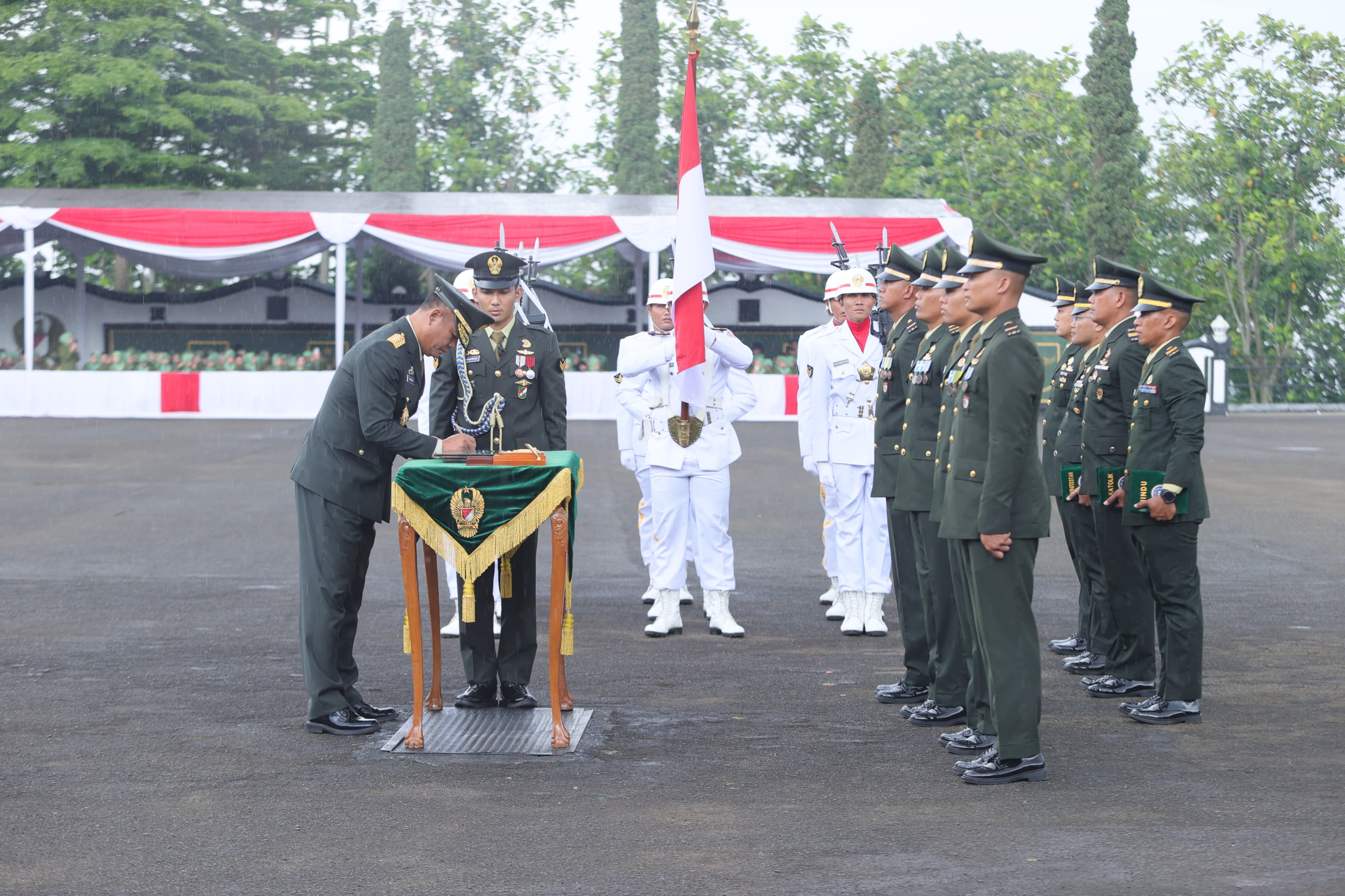 677 Perwira Remaja TNI AD Resmi Dilantik, Wakasad Tekankan Integritas dan Keteladanan Pelantikan 677 Perwira Remaja TNI AD lulusan Pendidikan Pembentukan Perwira (Diktukpa) Secapa AD Gelombang I Tahun Anggaran 2025. (BeritaNasional/Elvis Sendouw/HO Puspen TNI)