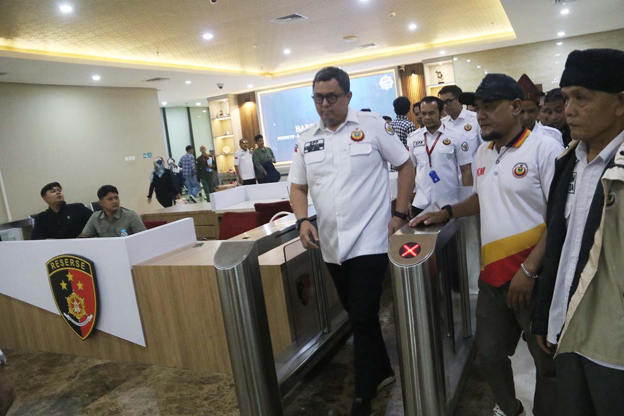 Sekjen DPP IKM B Moulevey Rajo Mudo (kanan), Wakil Ketua Umum Bidang Hukum dan HAM Defrizal Djaros (kiri) memberikan keterangan usai melaporkan Permadi Arya aka Abu Janda) ke Bareskrim Polri, Jakarta, Selasa (26/5).  (Beritanasional.com/Oke Atmaja)