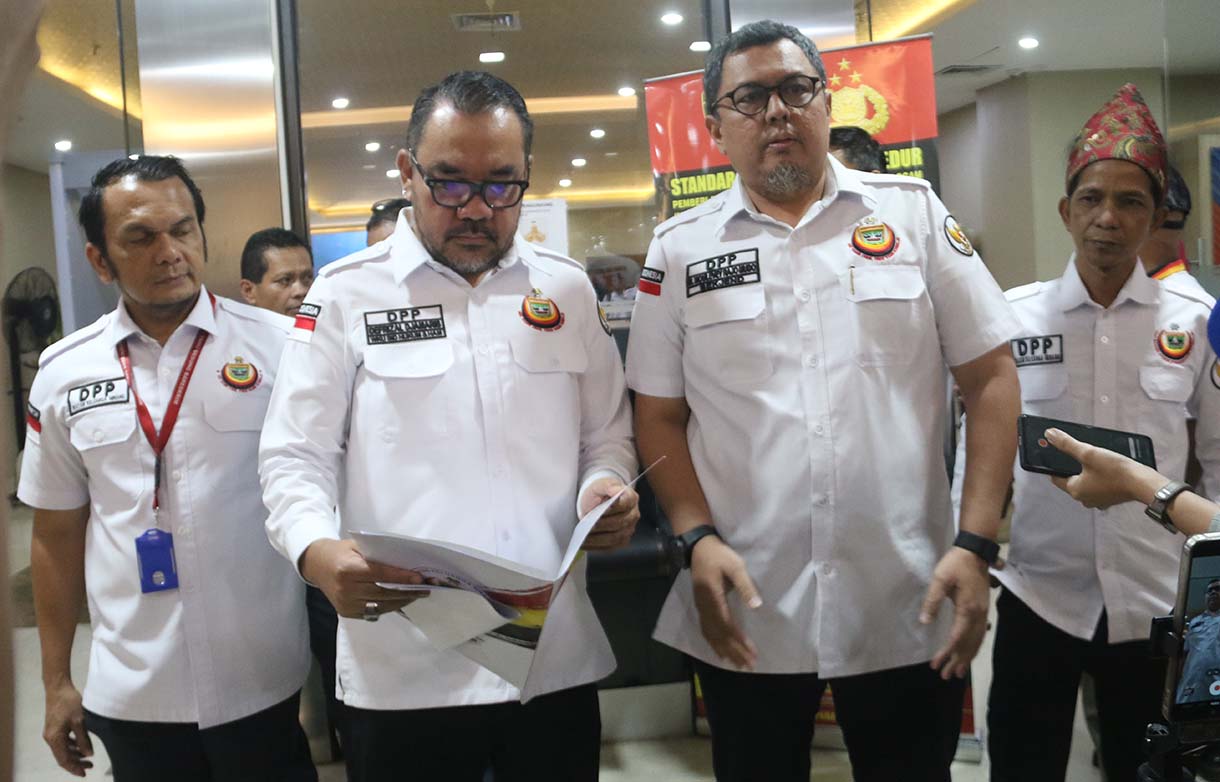 Sekjen DPP IKM B Moulevey Rajo Mudo (kanan), Wakil Ketua Umum Bidang Hukum dan HAM Defrizal Djaros (kiri) memberikan keterangan usai melaporkan Permadi Arya aka Abu Janda) ke Bareskrim Polri, Jakarta, Selasa (26/5).  (Beritanasional.com/Oke Atmaja)