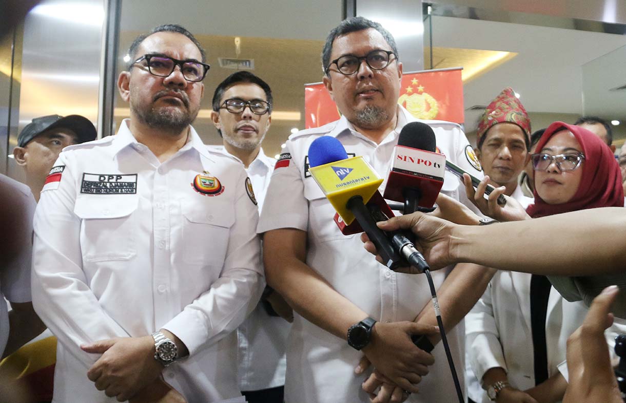 Sekjen DPP IKM B Moulevey Rajo Mudo (kanan), Wakil Ketua Umum Bidang Hukum dan HAM Defrizal Djaros (kiri) memberikan keterangan usai melaporkan Permadi Arya aka Abu Janda) ke Bareskrim Polri, Jakarta, Selasa (26/5).  (Beritanasional.com/Oke Atmaja)
