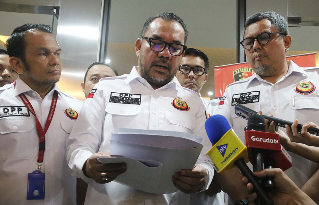 Sekjen DPP IKM B Moulevey Rajo Mudo (kanan), Wakil Ketua Umum Bidang Hukum dan HAM Defrizal Djaros (kiri) memberikan keterangan usai melaporkan Permadi Arya aka Abu Janda) ke Bareskrim Polri, Jakarta, Selasa (26/5).  (Beritanasional.com/Oke Atmaja)