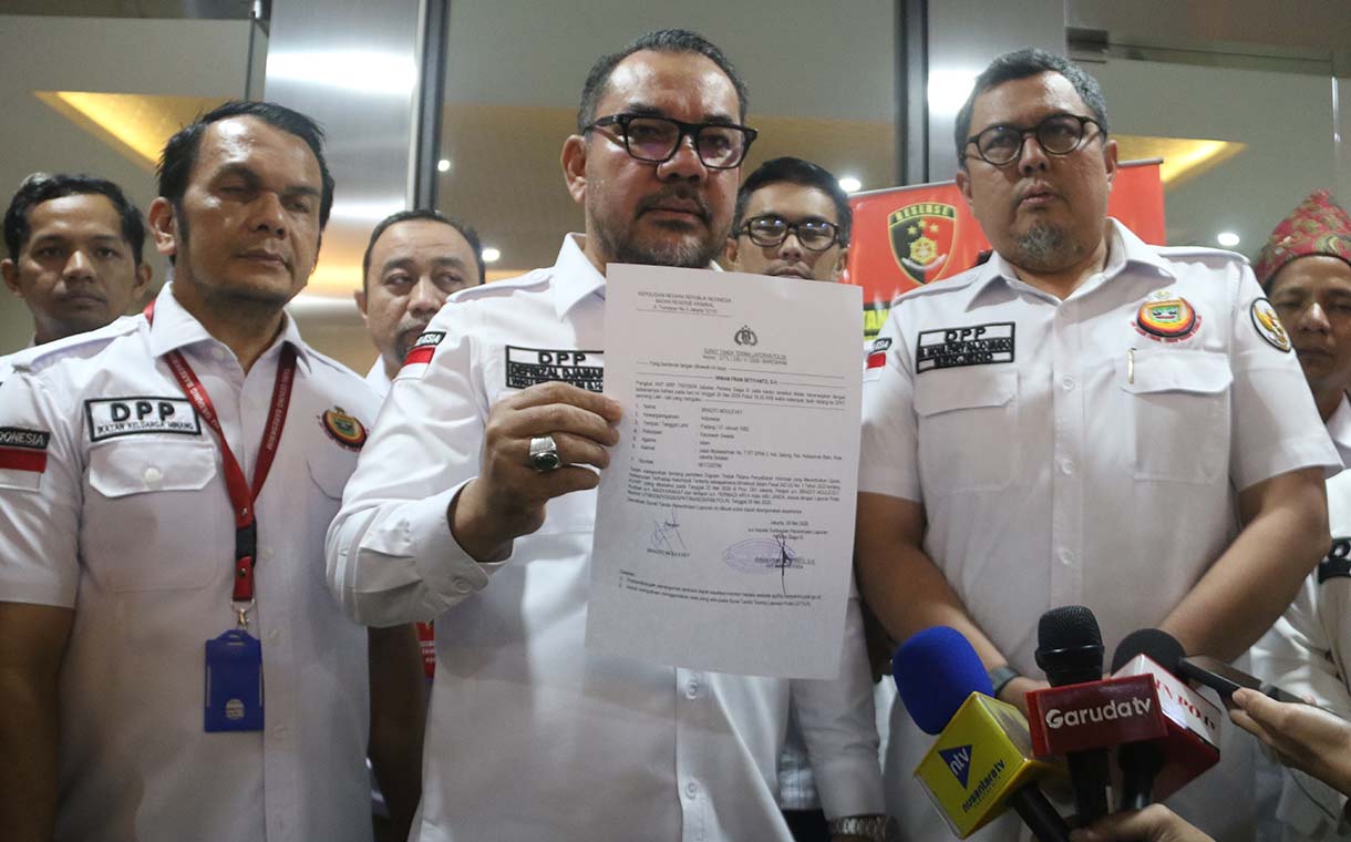 Sekjen DPP IKM B Moulevey Rajo Mudo (kanan), Wakil Ketua Umum Bidang Hukum dan HAM Defrizal Djaros (kiri) memberikan keterangan usai melaporkan Permadi Arya aka Abu Janda) ke Bareskrim Polri, Jakarta, Selasa (26/5).  (Beritanasional.com/Oke Atmaja)