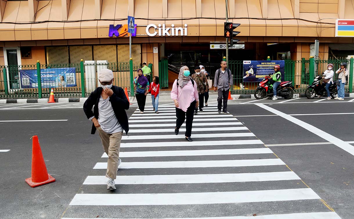 Warga menyeberang jalan menggunakan pelican crossing di sisi timur Stasiun Cikini, Jakarta, Selasa(16/9/2025).  (Beritanasional.com/Oke Atmaja)