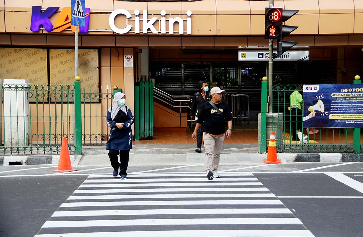 Warga menyeberang jalan menggunakan pelican crossing di sisi timur Stasiun Cikini, Jakarta, Selasa(16/9/2025).  (Beritanasional.com/Oke Atmaja)