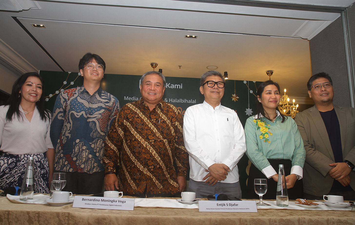 Dirut AdaKami Bernardino Moningka Vega kedua dari kiri  berbincang saat acara media gathering di Setia Budi, Jakarta,Senin (29/4/2024).(BeritaNasional.com/Oke Atmaja)