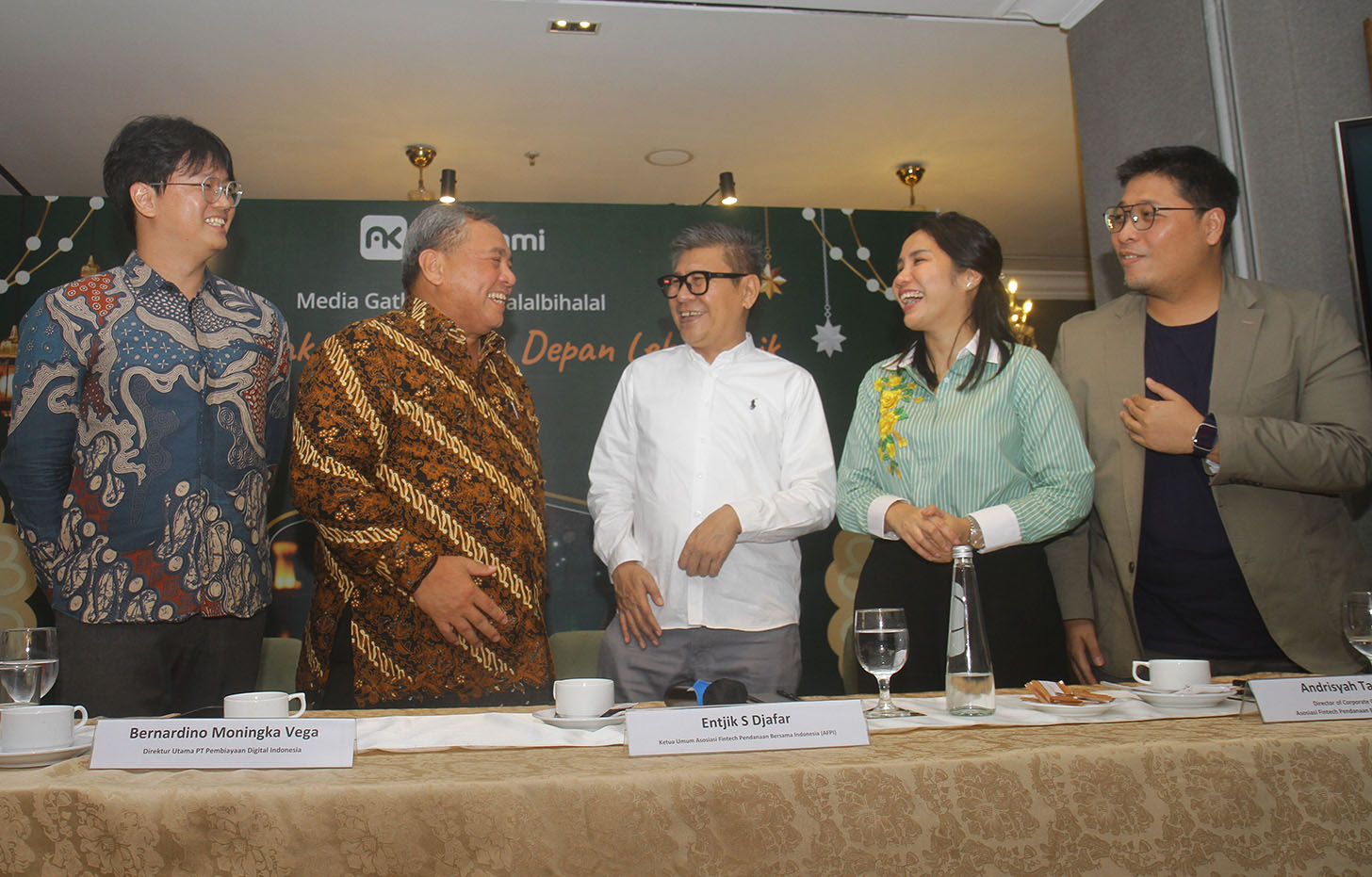 Dirut AdaKami Bernardino Moningka Vega kedua dari kiri  berbincang saat acara media gathering di Setia Budi, Jakarta,Senin (29/4/2024).(BeritaNasional.com/Oke Atmaja)