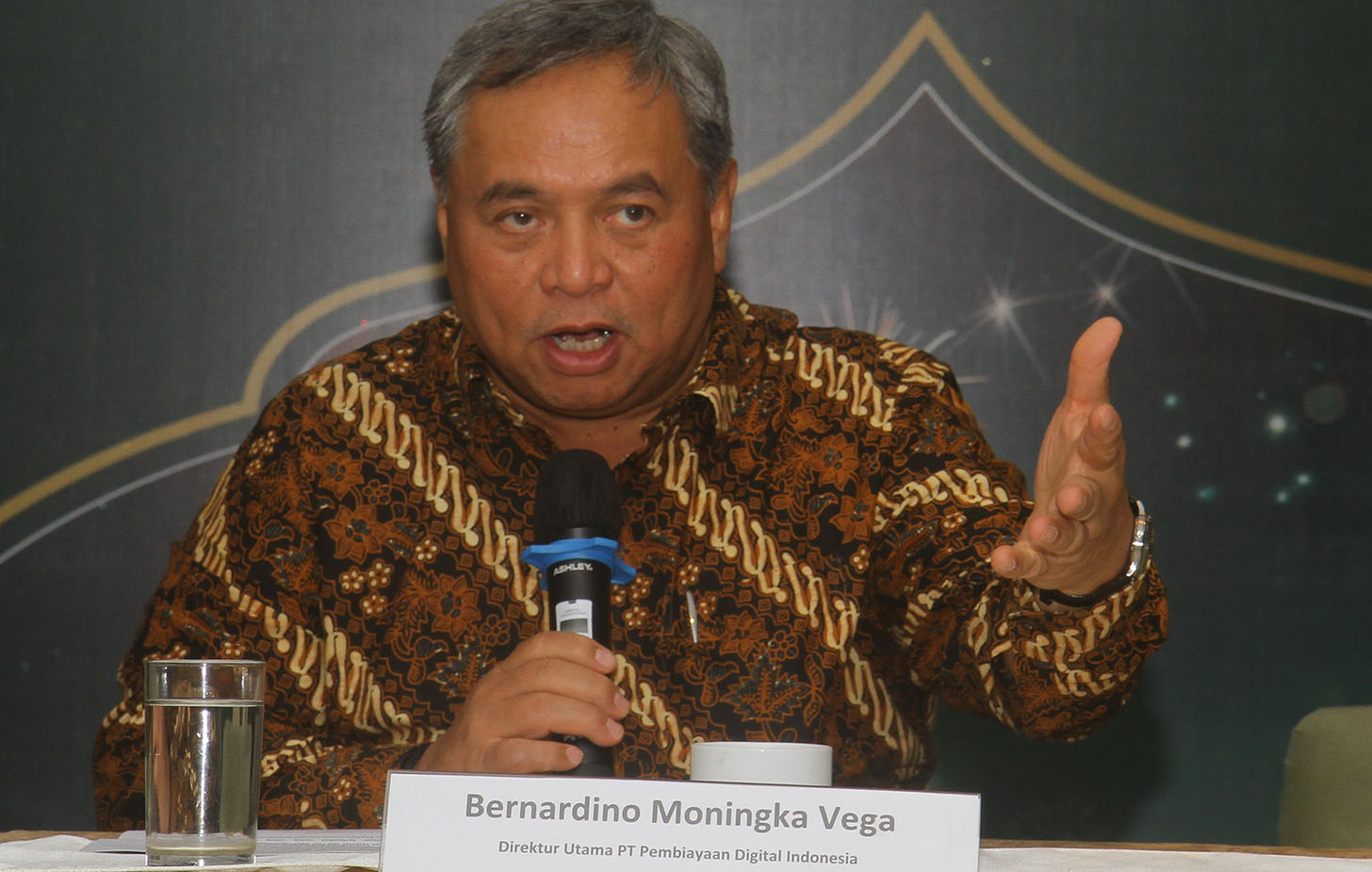 Dirut AdaKami Bernardino Moningka Vega kedua dari kiri  berbincang saat acara media gathering di Setia Budi, Jakarta,Senin (29/4/2024).(BeritaNasional.com/Oke Atmaja)