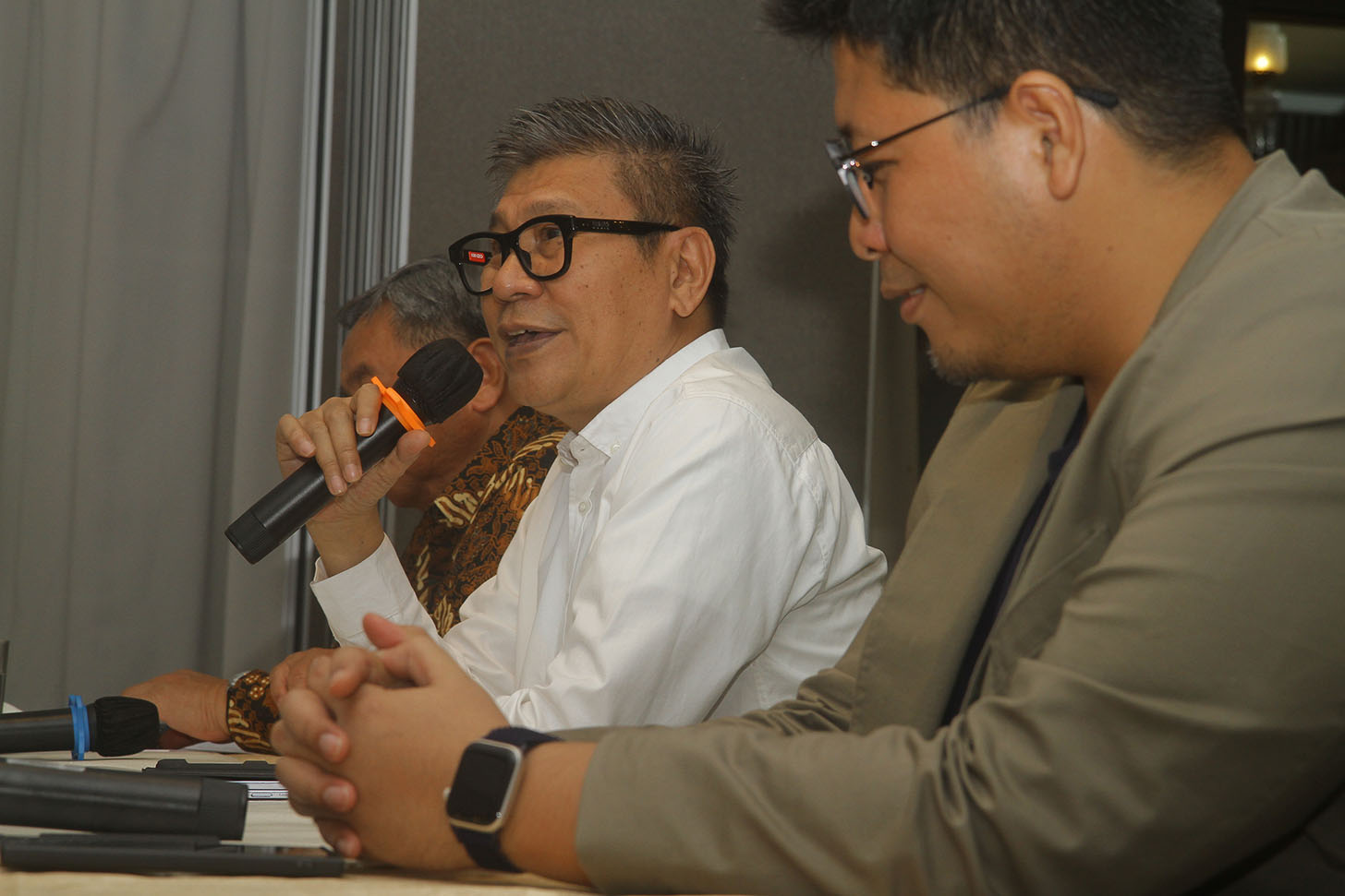 Dirut AdaKami Bernardino Moningka Vega kedua dari kiri  berbincang saat acara media gathering di Setia Budi, Jakarta,Senin (29/4/2024).(BeritaNasional.com/Oke Atmaja)