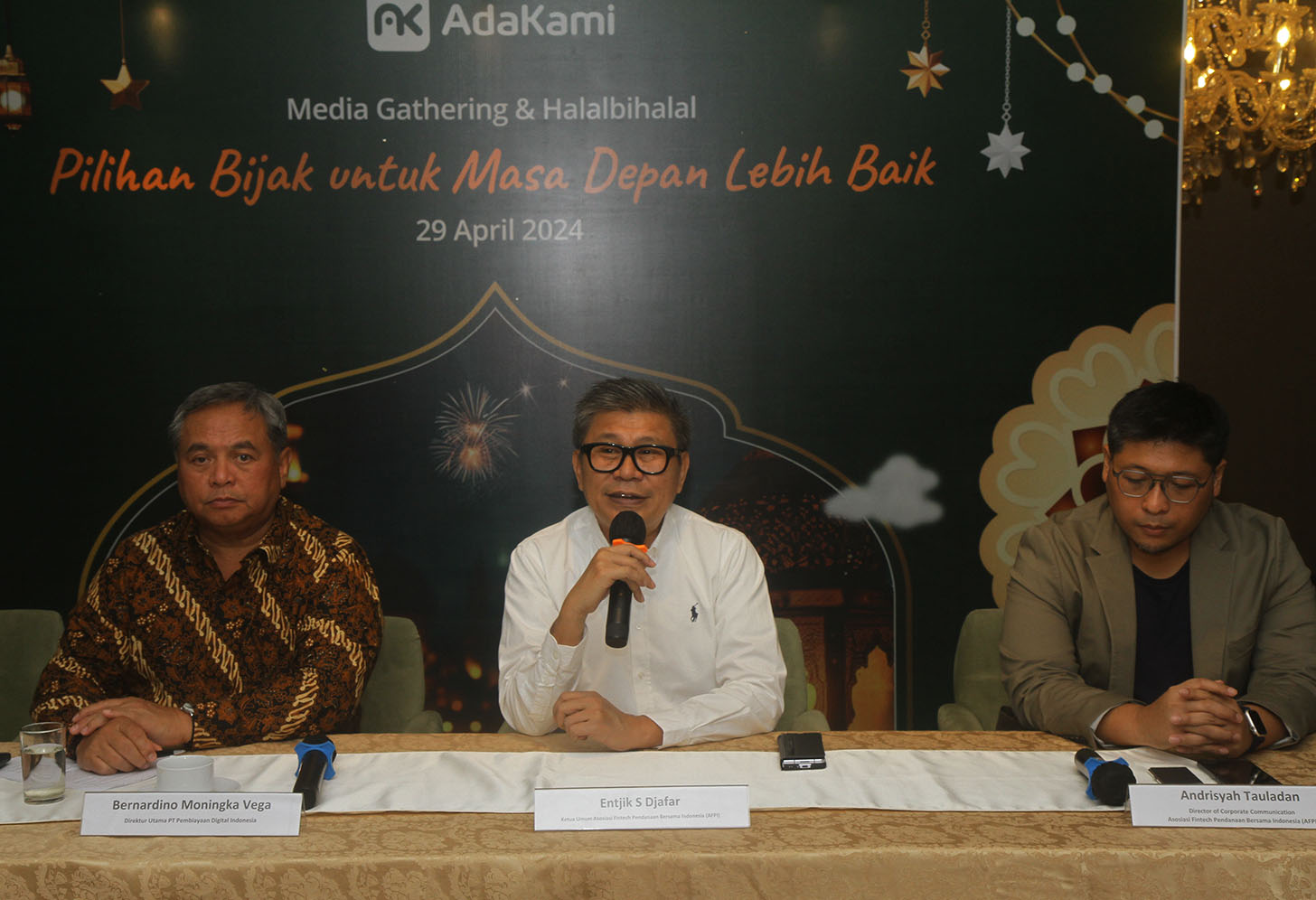 Dirut AdaKami Bernardino Moningka Vega kedua dari kiri  berbincang saat acara media gathering di Setia Budi, Jakarta,Senin (29/4/2024).(BeritaNasional.com/Oke Atmaja)