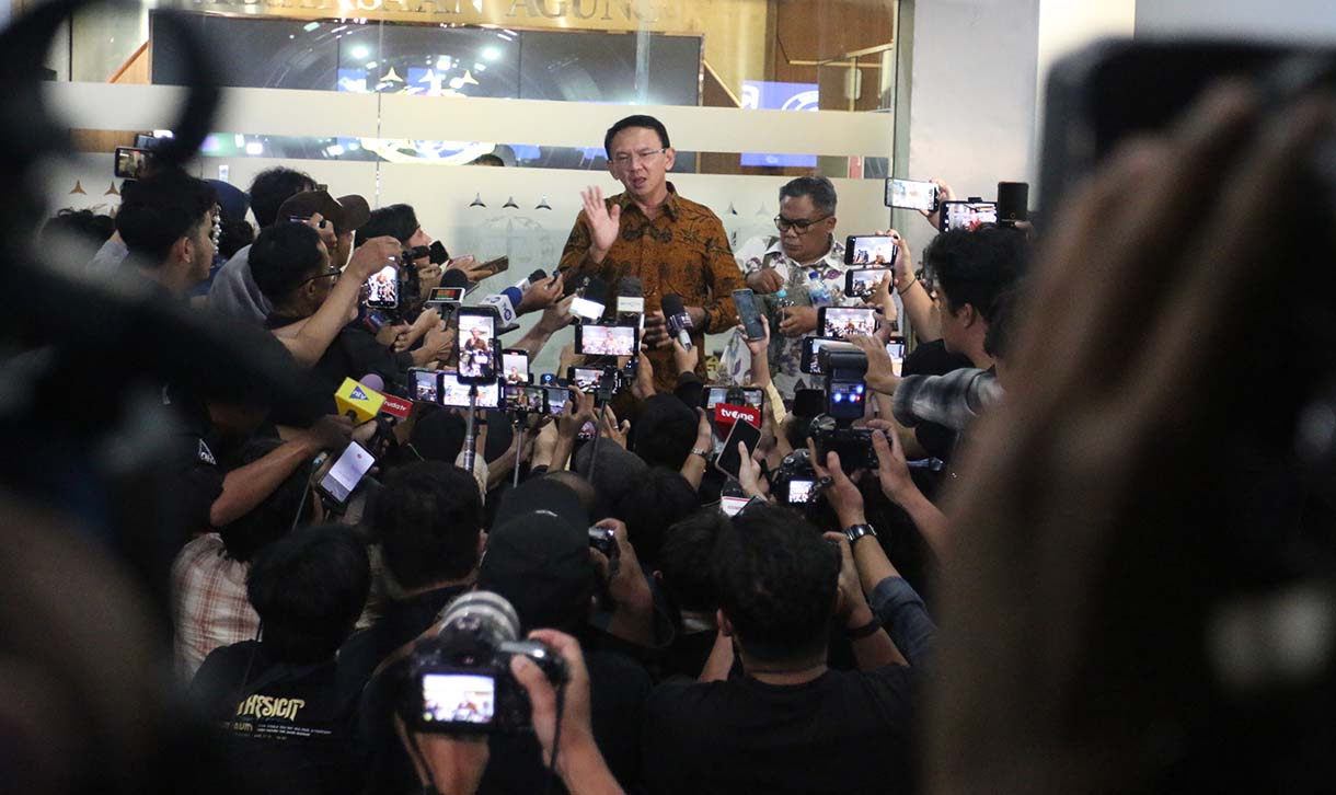 Mantan Komisaris Utama PT Pertamina Basuki Tjahaja Purnama alias Ahok berjalan keluar gedung usai menjalani pemeriksaan di Kejaksaan Agung, Jakarta, Kamis (13/3/2025). (Beritanasional.com/Oke Atmaja)