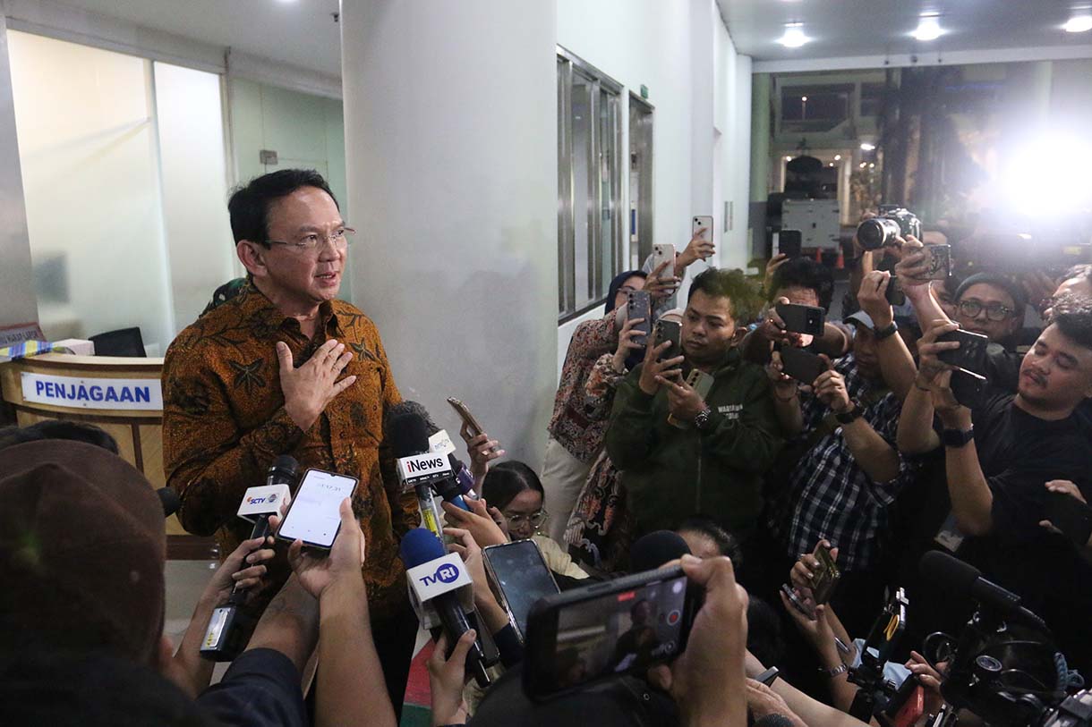 Mantan Komisaris Utama PT Pertamina Basuki Tjahaja Purnama alias Ahok berjalan keluar gedung usai menjalani pemeriksaan di Kejaksaan Agung, Jakarta, Kamis (13/3/2025). (Beritanasional.com/Oke Atmaja)