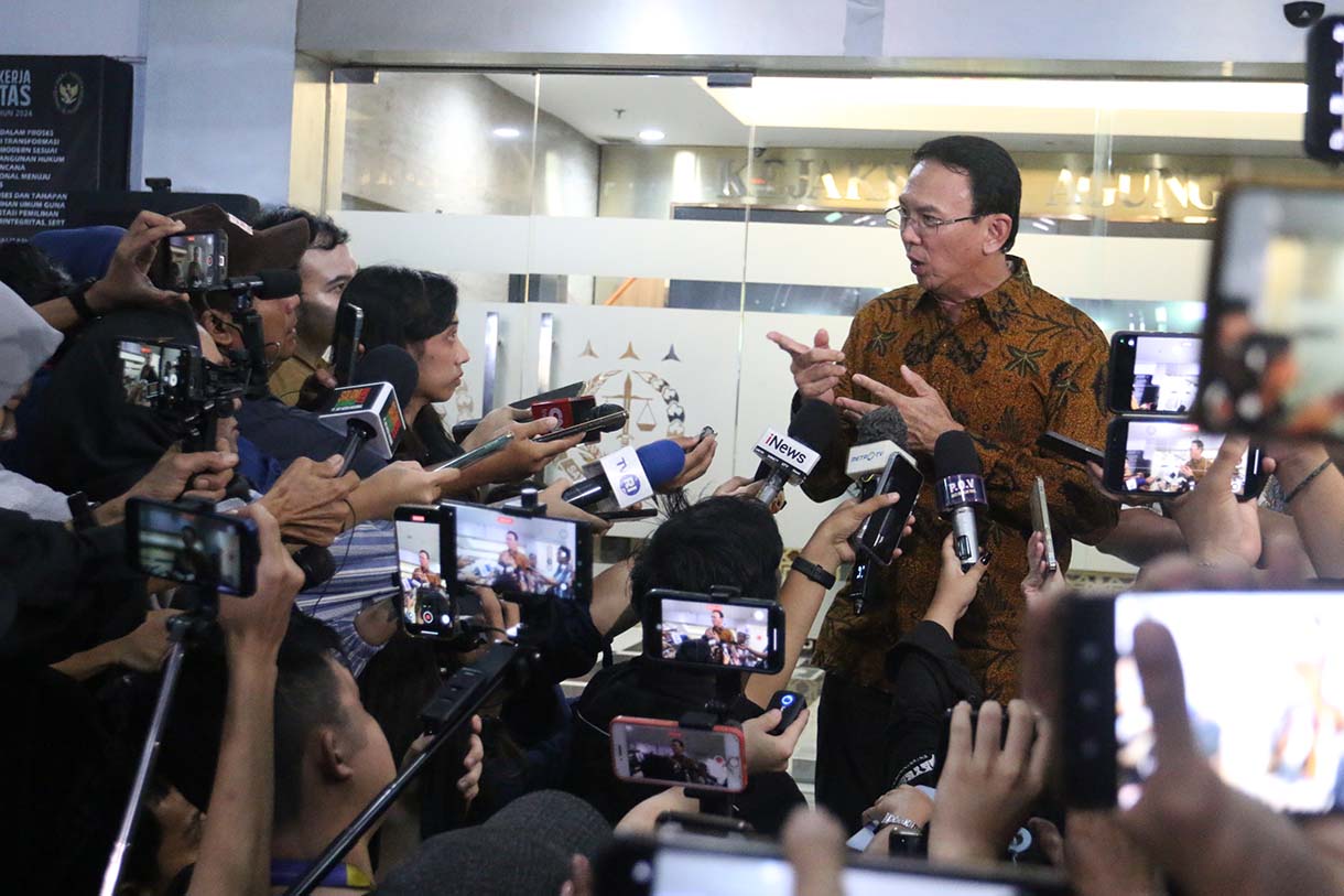 Mantan Komisaris Utama PT Pertamina Basuki Tjahaja Purnama alias Ahok berjalan keluar gedung usai menjalani pemeriksaan di Kejaksaan Agung, Jakarta, Kamis (13/3/2025). (Beritanasional.com/Oke Atmaja)