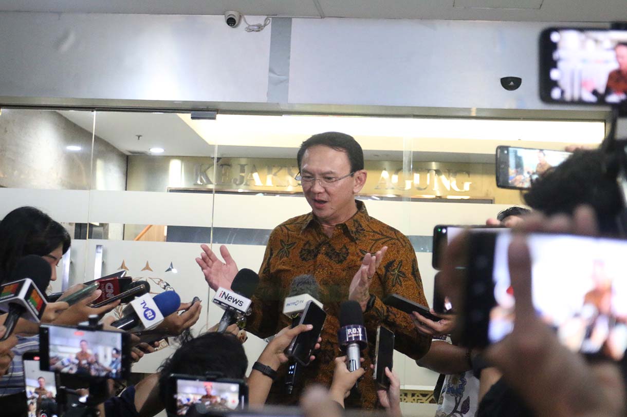 Mantan Komisaris Utama PT Pertamina Basuki Tjahaja Purnama alias Ahok berjalan keluar gedung usai menjalani pemeriksaan di Kejaksaan Agung, Jakarta, Kamis (13/3/2025). (Beritanasional.com/Oke Atmaja)