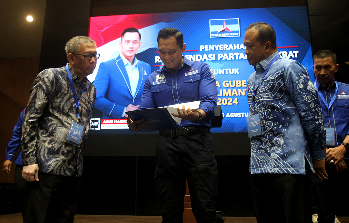 Ketua Umum Partai Demokrat Agus Harimurti Yudhoyono (tengah) menyerahkan surat rekomendasi kepada bakal  Calon Gubernur dan Calon Wakil Gubernur untuk Provinsi Kalimantan Barat (Kalbar)Sutarmidji dan Irjen (Purn) Didi Haryono di kantor DPP Partai Demokrat, Jakarta, Minggu (26/8/2024).(BeritaNasional.com/ Oke Atmaja)