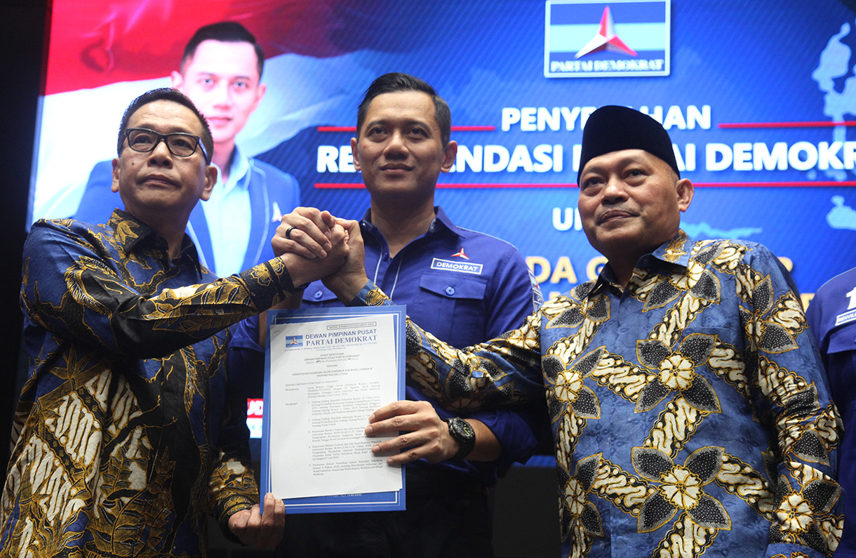 Ketua Umum Partai Demokrat Agus Harimurti Yudhoyono (tengah) menyerahkan surat rekomendasi kepada bakal  Calon Gubernur dan Calon Wakil Gubernur untuk Provinsi Kalimantan Barat (Kalbar)Sutarmidji dan Irjen (Purn) Didi Haryono di kantor DPP Partai Demokrat, Jakarta, Minggu (26/8/2024).(BeritaNasional.com/ Oke Atmaja)