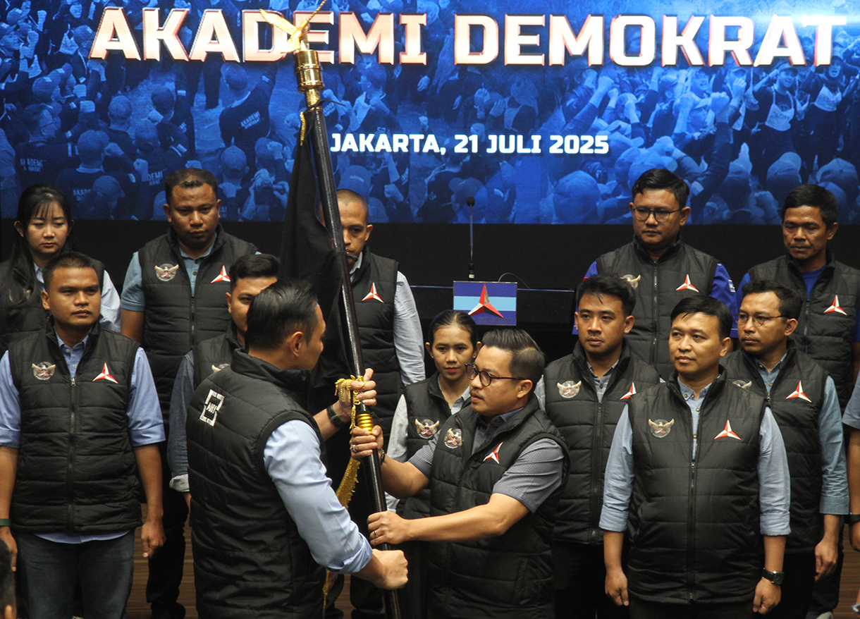 Ketua Umum Partai Demokrat Agus Harimurti Yudhoyono (AHY) bersama Ketua IKA Akademi Demokrat, Al- Kausar (kanan) memberikan bendera simbolis pengukuhan Ikatan Alumni Akademi Demokrat di DPP Partai Demokrat, Jakarta, Senin (21/7/2025).  (Beritanasional.com/Oke Atmaja)