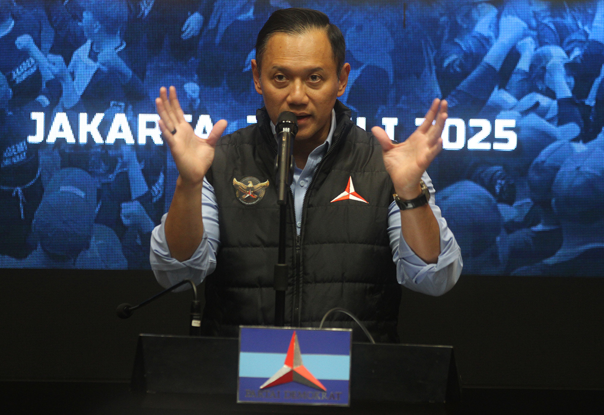 Ketua Umum Partai Demokrat Agus Harimurti Yudhoyono (AHY) bersama Ketua IKA Akademi Demokrat, Al- Kausar (kanan) memberikan bendera simbolis pengukuhan Ikatan Alumni Akademi Demokrat di DPP Partai Demokrat, Jakarta, Senin (21/7/2025).  (Beritanasional.com/Oke Atmaja)
