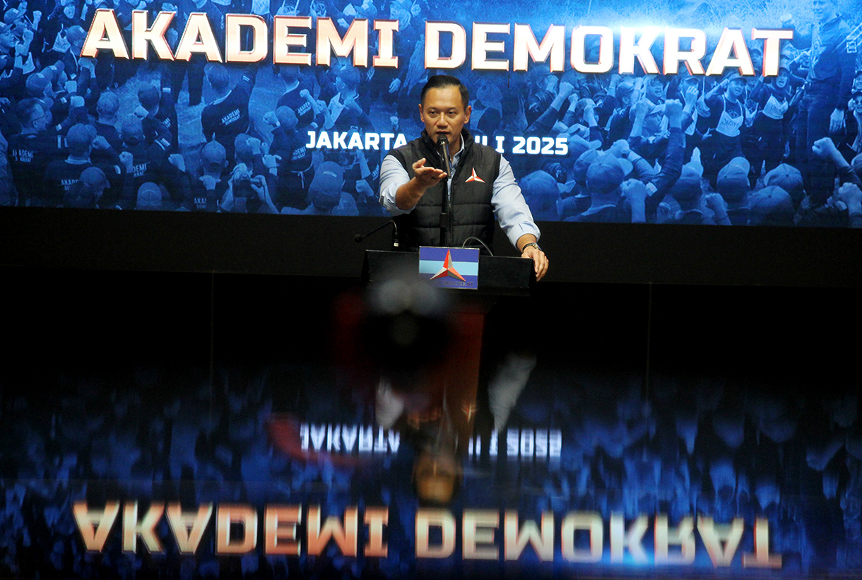 Ketua Umum Partai Demokrat Agus Harimurti Yudhoyono (AHY) bersama Ketua IKA Akademi Demokrat, Al- Kausar (kanan) memberikan bendera simbolis pengukuhan Ikatan Alumni Akademi Demokrat di DPP Partai Demokrat, Jakarta, Senin (21/7/2025).  (Beritanasional.com/Oke Atmaja)