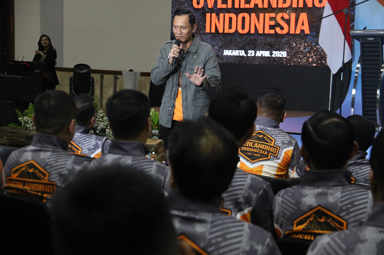 Menteri Koordinator Bidang Infrastruktur dan Pembangunan Kewilayahan sekaligus Founder Overlanding Indonesia, Agus Harimurti Yudhoyono (AHY), resmi mengukuhkan pengurus pusat dan daerah Overlanding Indonesia di ajang Pameran DXI 2026, JICC, Senayan, Jakarta, Kamis (23/4/2026).(Beritanasional.com/Oke Atmaja)