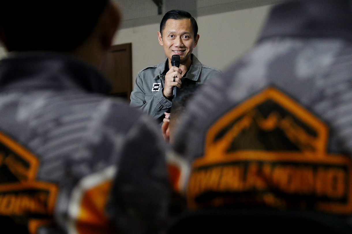 Menteri Koordinator Bidang Infrastruktur dan Pembangunan Kewilayahan sekaligus Founder Overlanding Indonesia, Agus Harimurti Yudhoyono (AHY), resmi mengukuhkan pengurus pusat dan daerah Overlanding Indonesia di ajang Pameran DXI 2026, JICC, Senayan, Jakarta, Kamis (23/4/2026).(Beritanasional.com/Oke Atmaja)