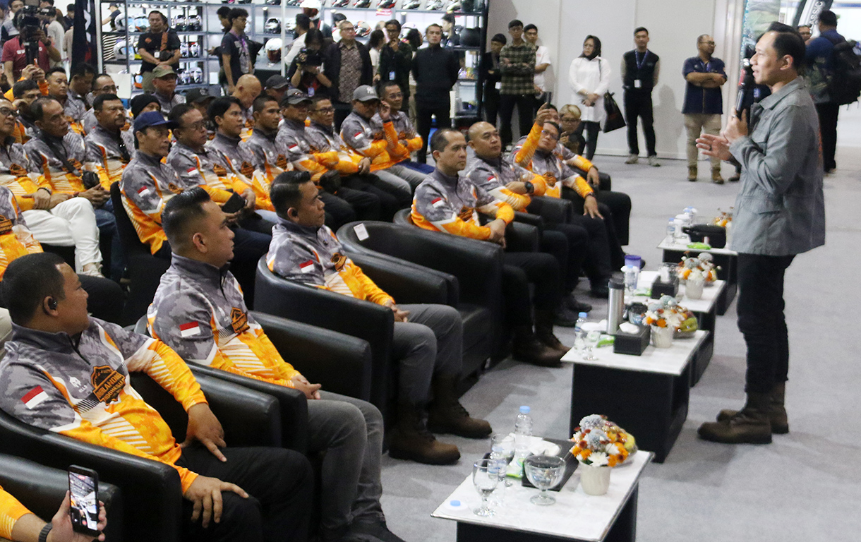 Menteri Koordinator Bidang Infrastruktur dan Pembangunan Kewilayahan sekaligus Founder Overlanding Indonesia, Agus Harimurti Yudhoyono (AHY), resmi mengukuhkan pengurus pusat dan daerah Overlanding Indonesia di ajang Pameran DXI 2026, JICC, Senayan, Jakarta, Kamis (23/4/2026).(Beritanasional.com/Oke Atmaja)