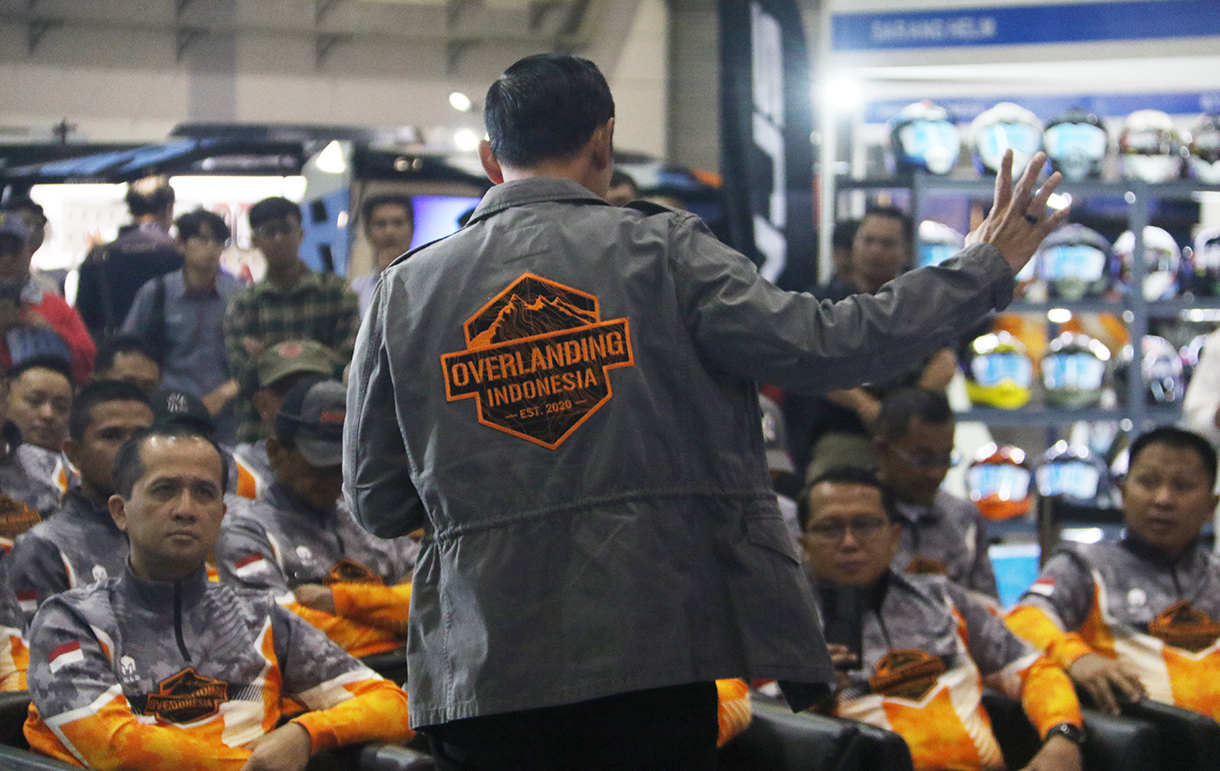 Menteri Koordinator Bidang Infrastruktur dan Pembangunan Kewilayahan sekaligus Founder Overlanding Indonesia, Agus Harimurti Yudhoyono (AHY), resmi mengukuhkan pengurus pusat dan daerah Overlanding Indonesia di ajang Pameran DXI 2026, JICC, Senayan, Jakarta, Kamis (23/4/2026).(Beritanasional.com/Oke Atmaja)