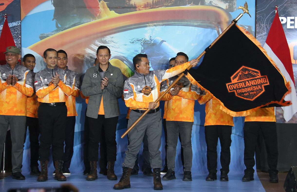 Menteri Koordinator Bidang Infrastruktur dan Pembangunan Kewilayahan sekaligus Founder Overlanding Indonesia, Agus Harimurti Yudhoyono (AHY), resmi mengukuhkan pengurus pusat dan daerah Overlanding Indonesia di ajang Pameran DXI 2026, JICC, Senayan, Jakarta, Kamis (23/4/2026).(Beritanasional.com/Oke Atmaja)