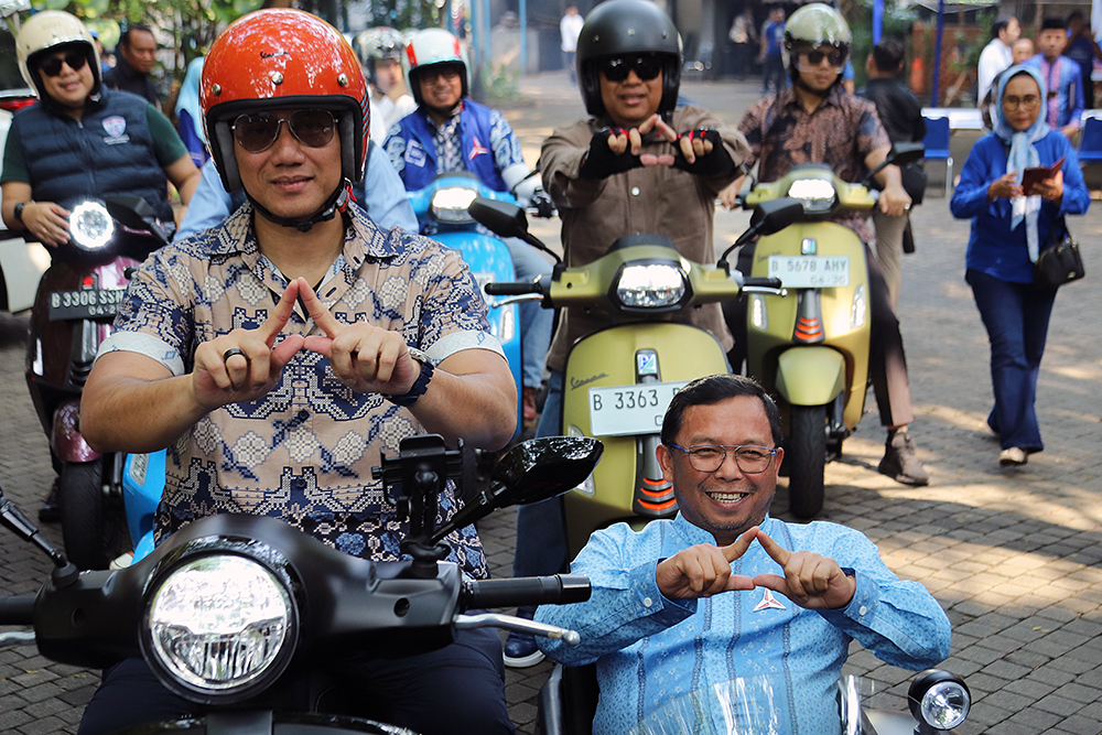 AHY Kurban Sapi 1,2 Ton untuk Dibagikan Warga Sapi kurban seberat 1,2 ton ini diserahkan langsung oleh AHY kepada panitia untuk disembelih. (BeritaNasional/Elvis Sendouw)