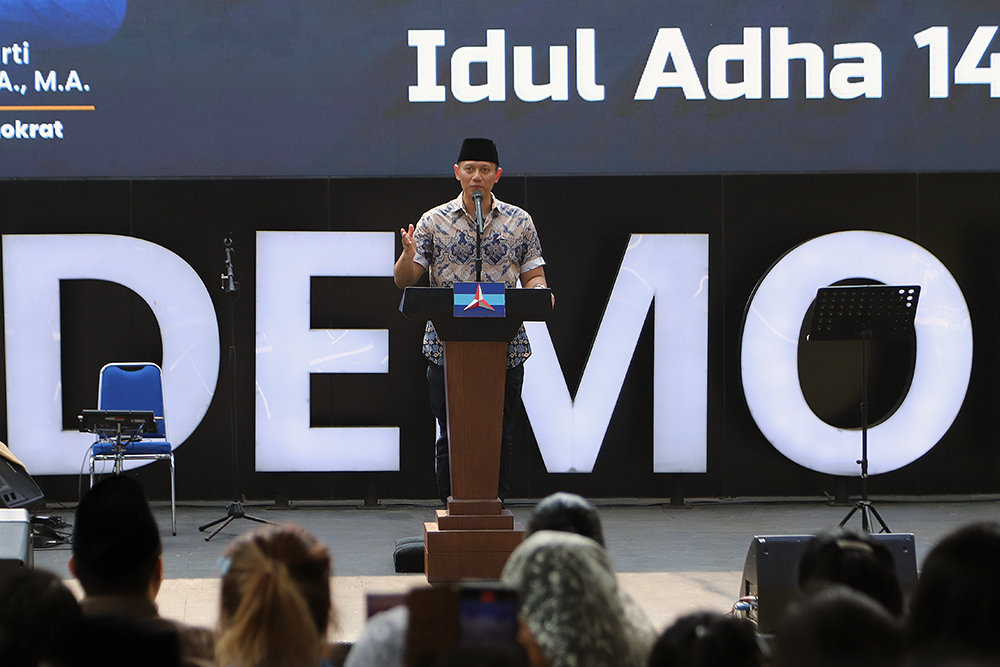 AHY Kurban Sapi 1,2 Ton untuk Dibagikan Warga Sapi kurban seberat 1,2 ton ini diserahkan langsung oleh AHY kepada panitia untuk disembelih. (BeritaNasional/Elvis Sendouw)