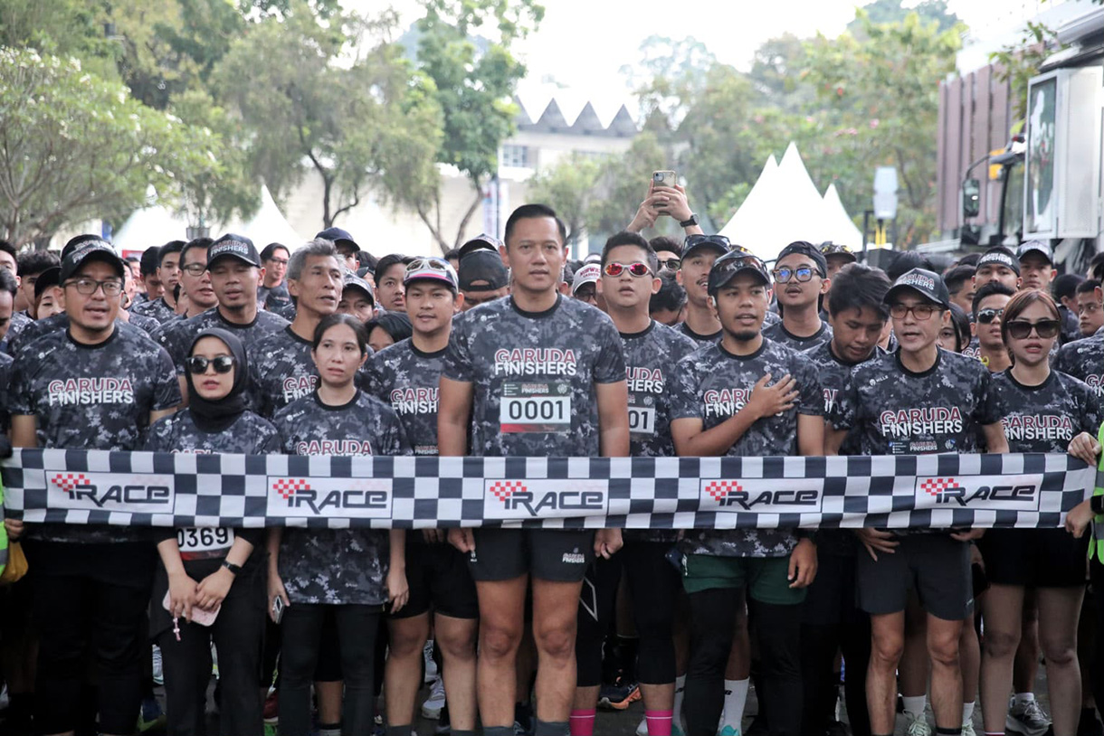 Founder Garuda Finishers yang juga Menteri Koordinator Bidang Infrastruktur dan Pembangunan Kewilayahan, Agus Harimurti Yudhoyono (AHY), meresmikan komunitas lari Garuda Finishers  di kawasan Gelora Bung Karno (GBK) Senayan sejauh 5 km, Minggu (26/7/2026).(Beritanasional.com/Oke Atmaja)