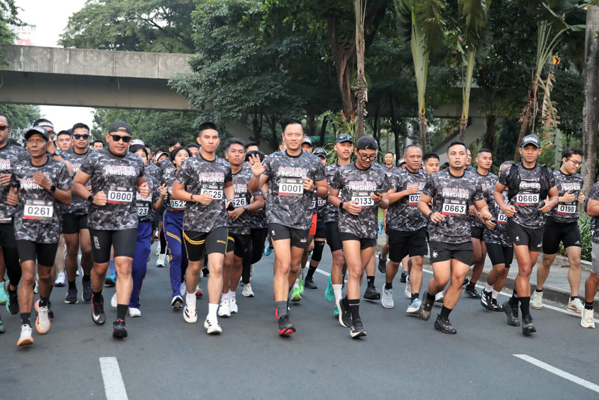 Founder Garuda Finishers yang juga Menteri Koordinator Bidang Infrastruktur dan Pembangunan Kewilayahan, Agus Harimurti Yudhoyono (AHY), meresmikan komunitas lari Garuda Finishers  di kawasan Gelora Bung Karno (GBK) Senayan sejauh 5 km, Minggu (26/7/2026).(Beritanasional.com/Oke Atmaja)