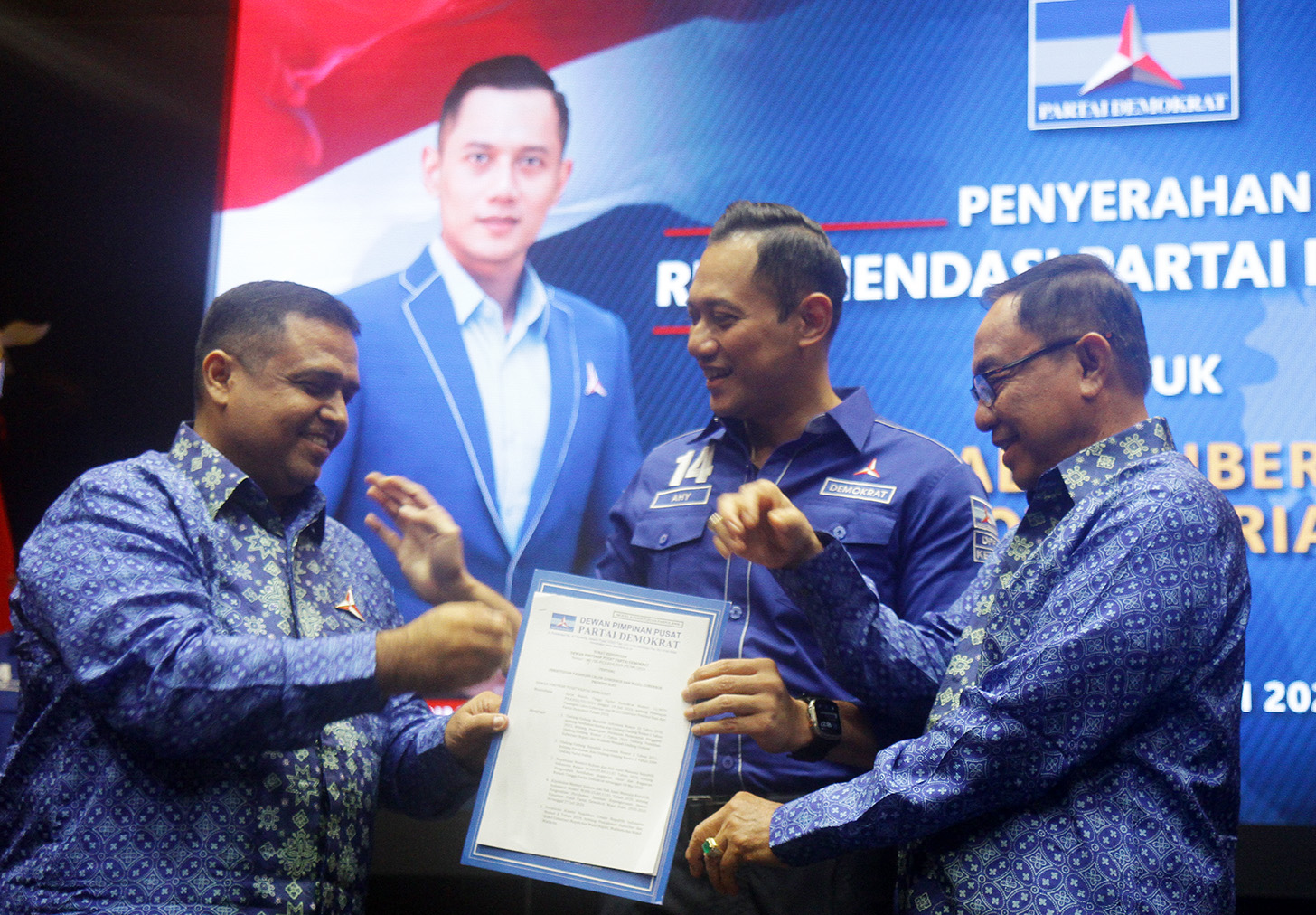 Ketua Umum Partai Demokrat Agus Harimurti Yudhoyono (AHY) menyerahkan enam surat rekomendasi dukungan kepada enam pasangan Bakal Calon Gubernur (Cagub) dan Calon Wakil Gubernur (Cawagub) yang akan maju dalam kontestasi Pemilihan Kepala Daerah (Pilkada) 2024 di Kantor DPP Demokrat, Jakarta, Rabu (10/7/2024). (BeritaNasional.com/Oke Atmaja)