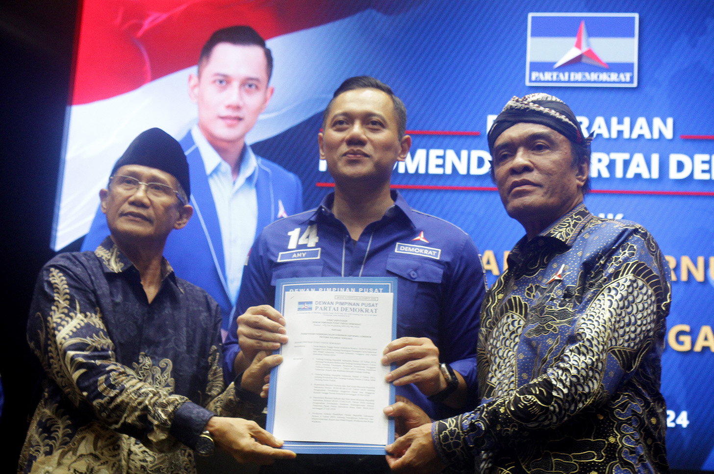 Ketua Umum Partai Demokrat Agus Harimurti Yudhoyono (AHY) menyerahkan enam surat rekomendasi dukungan kepada enam pasangan Bakal Calon Gubernur (Cagub) dan Calon Wakil Gubernur (Cawagub) yang akan maju dalam kontestasi Pemilihan Kepala Daerah (Pilkada) 2024 di Kantor DPP Demokrat, Jakarta, Rabu (10/7/2024). (BeritaNasional.com/Oke Atmaja)