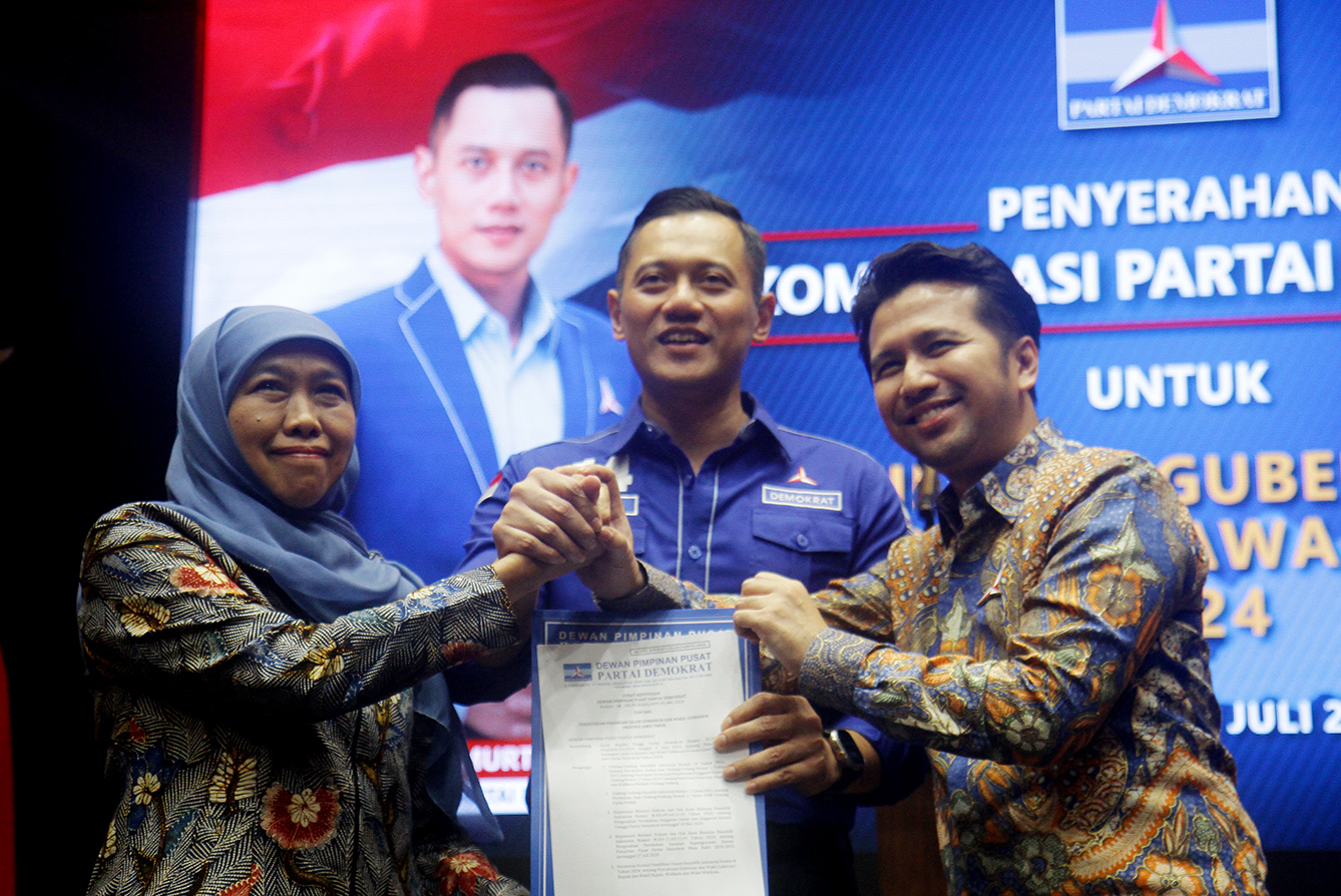 Ketua Umum Partai Demokrat Agus Harimurti Yudhoyono (AHY) menyerahkan enam surat rekomendasi dukungan kepada enam pasangan Bakal Calon Gubernur (Cagub) dan Calon Wakil Gubernur (Cawagub) yang akan maju dalam kontestasi Pemilihan Kepala Daerah (Pilkada) 2024 di Kantor DPP Demokrat, Jakarta, Rabu (10/7/2024). (BeritaNasional.com/Oke Atmaja)