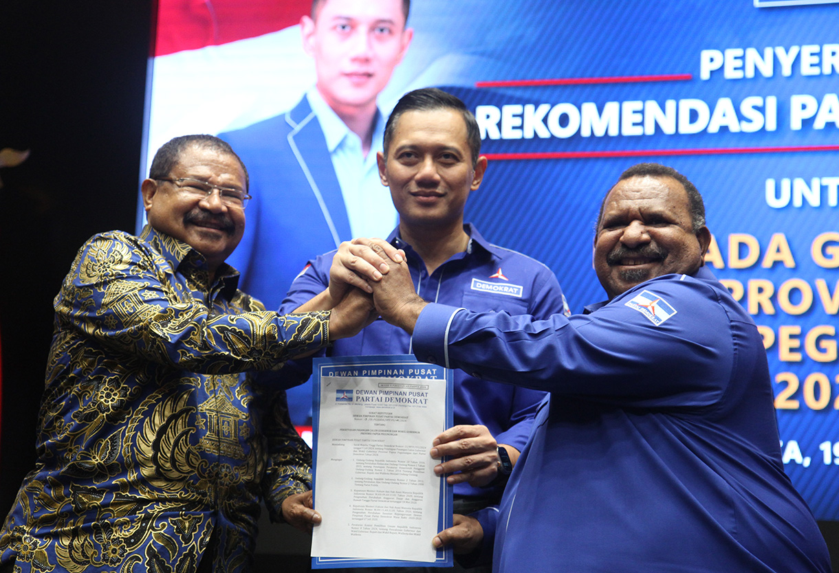 Ketua Umum Partai Demokrat Agus Harimurti Yudhoyono AHY (tengah) menyerahkan surat rekomendasi Bakal Calon Gubernur Banten Andra Soni (kiri) dan Bakal Calon Wakil Gubernur Dimyati Natakusumah (kanan) untuk Pilkada 2024 di Kantor DPP Demokrat, Jakarta, Jumat (19/7/2024).(BeritaNasional.com/Oke Atmaja)