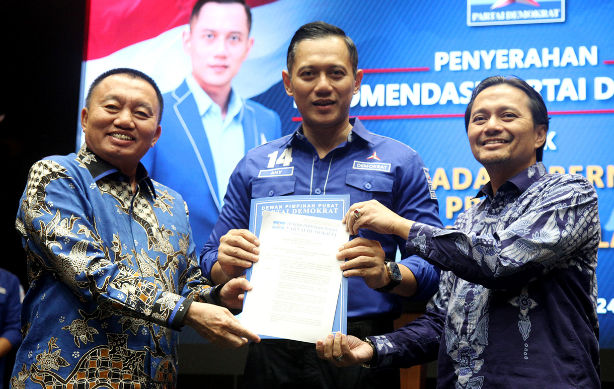 Ketua Umum Partai Demokrat Agus Harimurti Yudhoyono AHY (tengah) menyerahkan surat rekomendasi Bakal Calon Gubernur Banten Andra Soni (kiri) dan Bakal Calon Wakil Gubernur Dimyati Natakusumah (kanan) untuk Pilkada 2024 di Kantor DPP Demokrat, Jakarta, Jumat (19/7/2024).(BeritaNasional.com/Oke Atmaja)