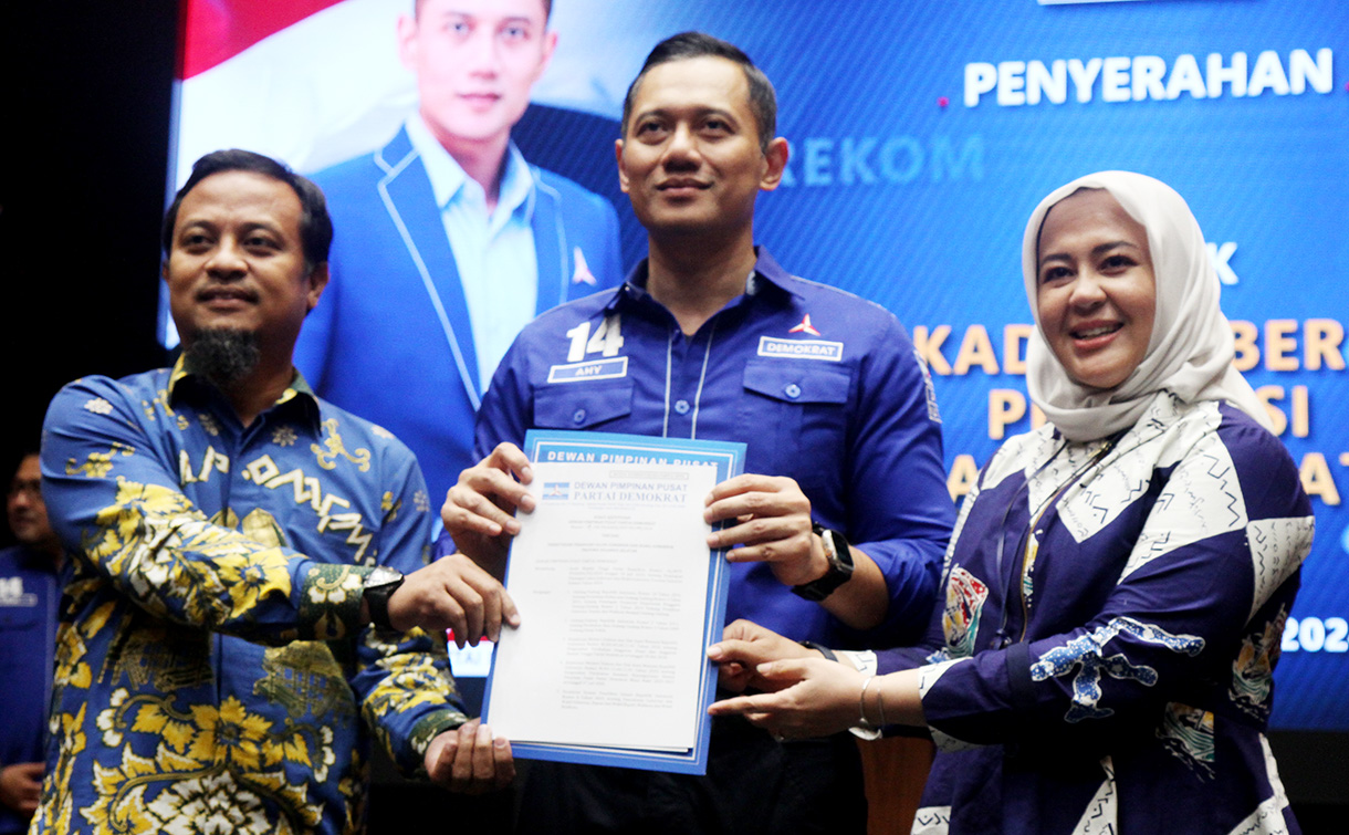 Ketua Umum Partai Demokrat Agus Harimurti Yudhoyono AHY (tengah) menyerahkan surat rekomendasi Bakal Calon Gubernur Banten Andra Soni (kiri) dan Bakal Calon Wakil Gubernur Dimyati Natakusumah (kanan) untuk Pilkada 2024 di Kantor DPP Demokrat, Jakarta, Jumat (19/7/2024).(BeritaNasional.com/Oke Atmaja)