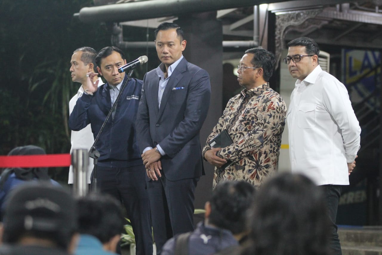 AHY Sikapi Kondisi Keamanan Nasional Ketua Umum Partai Demokrat Agus Harimurti Yudhoyono (AHY) tengah bersama (ki-ka) Kepala Bappilu Demokrat Iftitah Sulaiman Suryanagara, Waketum Demokrat Edhie Baskoro Yudhoyono (Ibas), Sekjen Demokrat Herman Khaeron dan Waketum Demokrat Teuku Riefky Harsya memberikan keterangan di Pendopo Puri Cikeas, Bogor, Jawa Barat, Minggu, (31/08/2025). (Beritanasional.com/Oke Atmaja)