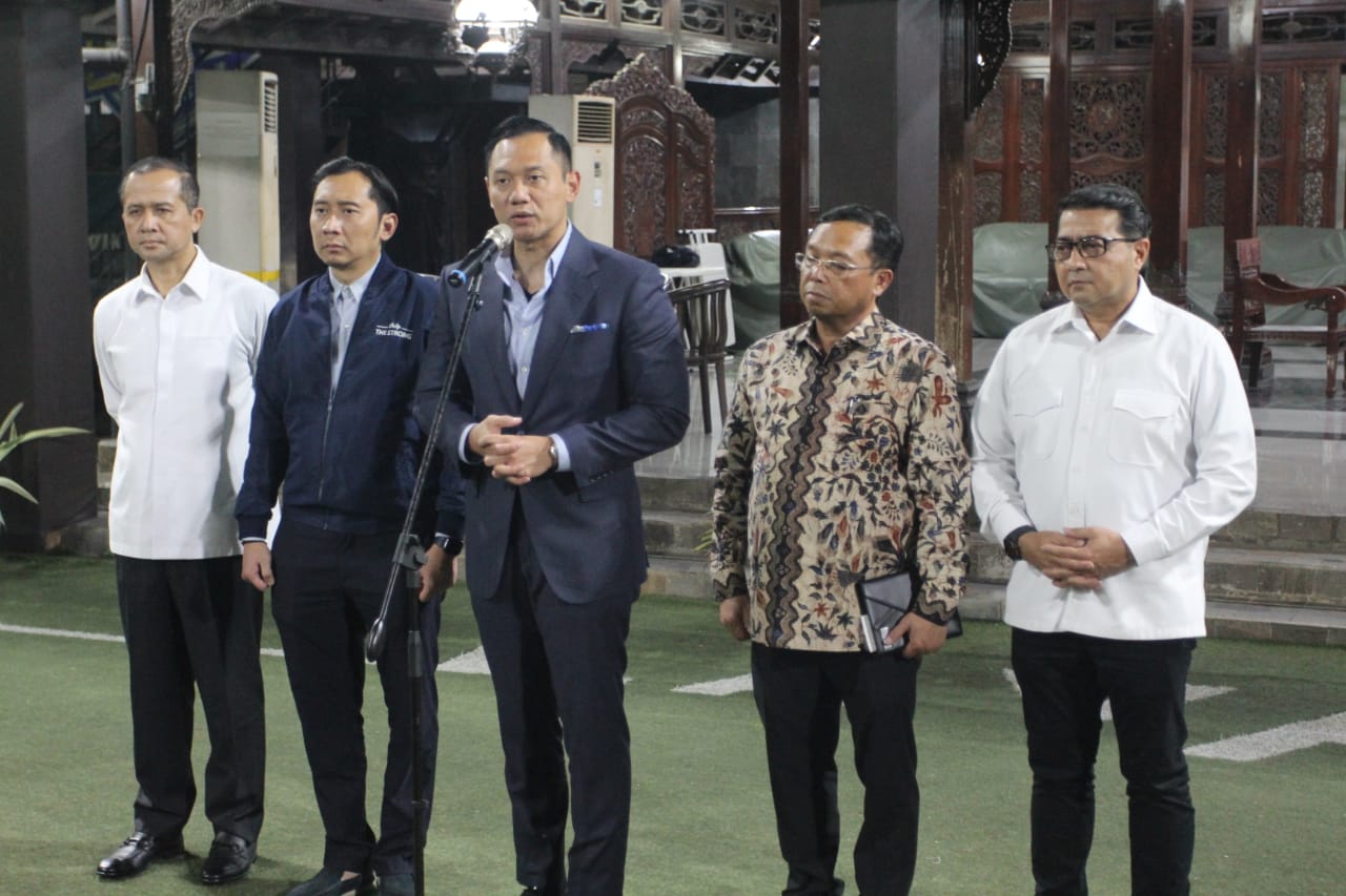 AHY Sikapi Kondisi Keamanan Nasional Ketua Umum Partai Demokrat Agus Harimurti Yudhoyono (AHY) tengah bersama (ki-ka) Kepala Bappilu Demokrat Iftitah Sulaiman Suryanagara, Waketum Demokrat Edhie Baskoro Yudhoyono (Ibas), Sekjen Demokrat Herman Khaeron dan Waketum Demokrat Teuku Riefky Harsya memberikan keterangan di Pendopo Puri Cikeas, Bogor, Jawa Barat, Minggu, (31/08/2025). (Beritanasional.com/Oke Atmaja)