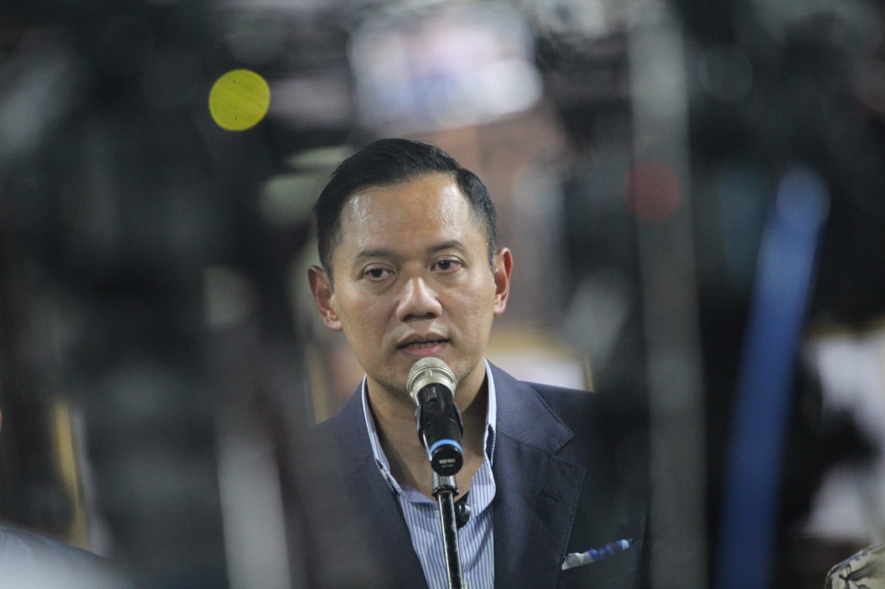 AHY Sikapi Kondisi Keamanan Nasional Ketua Umum Partai Demokrat Agus Harimurti Yudhoyono (AHY) tengah bersama (ki-ka) Kepala Bappilu Demokrat Iftitah Sulaiman Suryanagara, Waketum Demokrat Edhie Baskoro Yudhoyono (Ibas), Sekjen Demokrat Herman Khaeron dan Waketum Demokrat Teuku Riefky Harsya memberikan keterangan di Pendopo Puri Cikeas, Bogor, Jawa Barat, Minggu, (31/08/2025). (Beritanasional.com/Oke Atmaja)