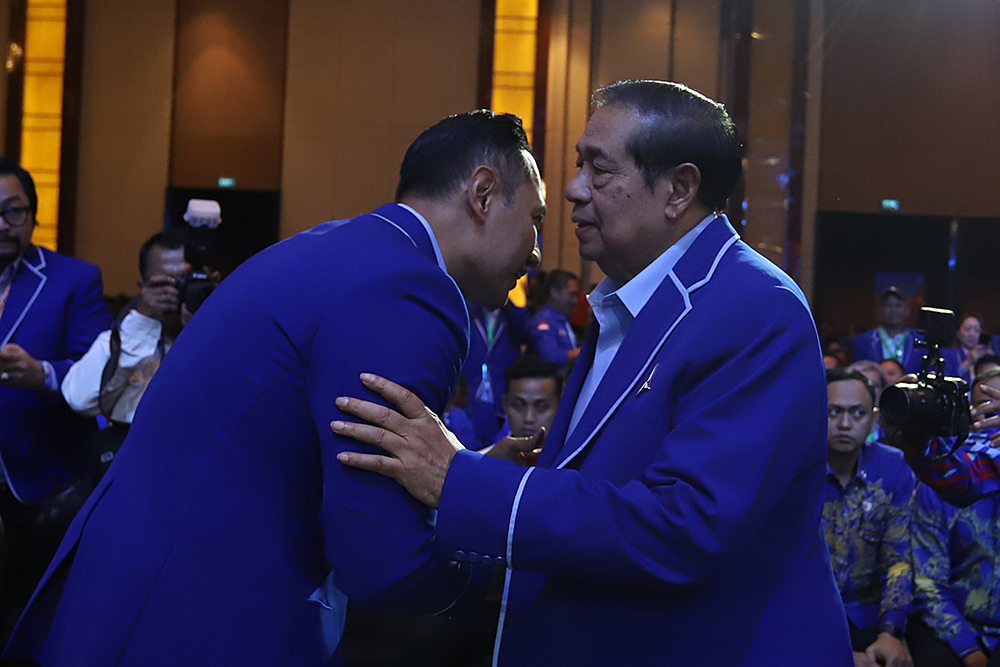 AHY menerima selamat dari Ketua Majelis Tinggi Partai Demokrat Susilo Bambang Yudhoyono usai terpilih kembali sebagai Ketum Partai Demokrat periode 2025-2029. (BeritaNasional/Elvis Sendouw)