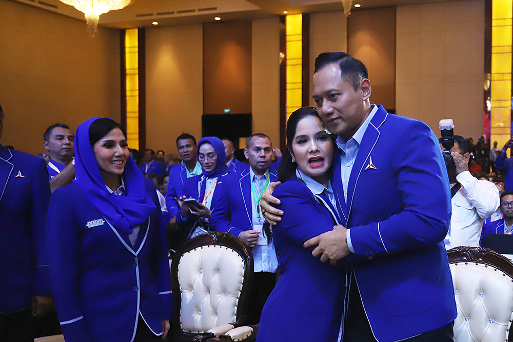 AHY menerima selamat dari Ketua Majelis Tinggi Partai Demokrat Susilo Bambang Yudhoyono usai terpilih kembali sebagai Ketum Partai Demokrat periode 2025-2029. (BeritaNasional/Elvis Sendouw)