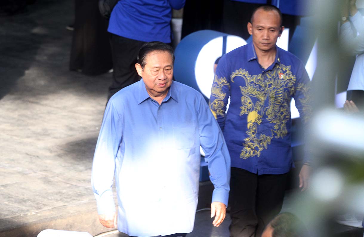 Ketua Umum Partai Demokrat Agus Harimurti Yudhoyono (kedua kanan) bersama Wakil Ketua Umum Partai Demokrat Teuku Riefky Harsya (kiri), Edhie Baskoro Yudhoyono (kedua kiri) dan Dede Yusuf (kanan) berfoto bersama usai pengumuman pengurus Dewan Pimpinan Pusat (DPP) Demokrat periode 2025-2030 di Kantor DPP Demokrat, Jakarta, Minggu (23/3/2025).  (Beritanasional.com/Oke Atmaja)