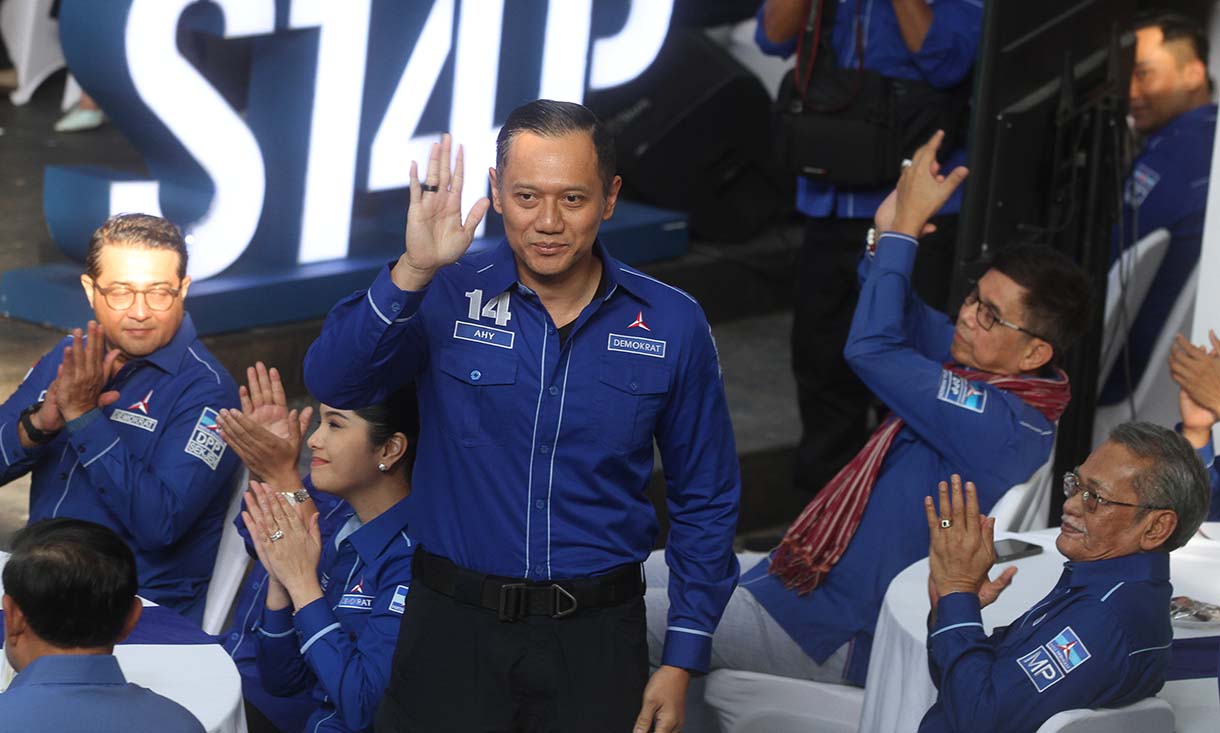 Ketua Umum Partai Demokrat Agus Harimurti Yudhoyono (kedua kanan) bersama Wakil Ketua Umum Partai Demokrat Teuku Riefky Harsya (kiri), Edhie Baskoro Yudhoyono (kedua kiri) dan Dede Yusuf (kanan) berfoto bersama usai pengumuman pengurus Dewan Pimpinan Pusat (DPP) Demokrat periode 2025-2030 di Kantor DPP Demokrat, Jakarta, Minggu (23/3/2025).  (Beritanasional.com/Oke Atmaja)