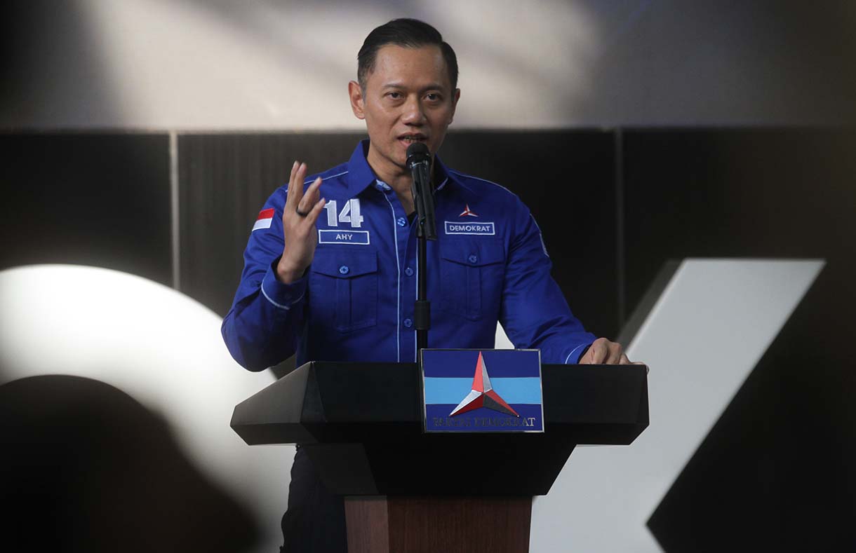 Ketua Umum Partai Demokrat Agus Harimurti Yudhoyono (kedua kanan) bersama Wakil Ketua Umum Partai Demokrat Teuku Riefky Harsya (kiri), Edhie Baskoro Yudhoyono (kedua kiri) dan Dede Yusuf (kanan) berfoto bersama usai pengumuman pengurus Dewan Pimpinan Pusat (DPP) Demokrat periode 2025-2030 di Kantor DPP Demokrat, Jakarta, Minggu (23/3/2025).  (Beritanasional.com/Oke Atmaja)