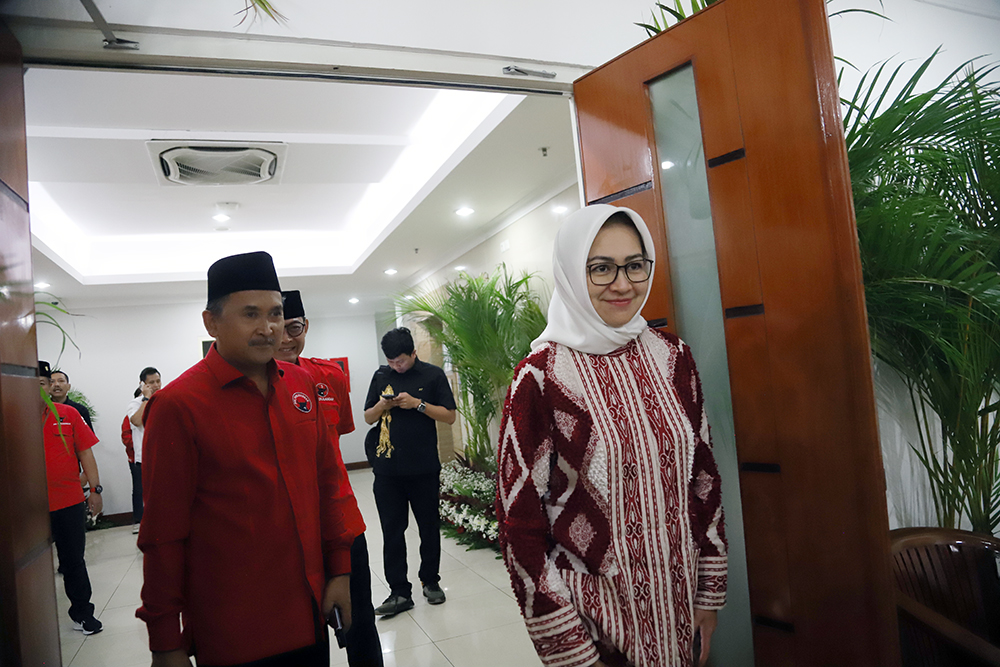 Bakal calon gubernur dan wakil gubernur Banten Airin Rachmi Diany (kiri) dan Ade Sumardi melakukan salam komando saat menghadiri pengumuman bakal calon kepala daerah untuk Pilkada 2024 di Kantor DPP PDI Perjuangan. (BeritaNasional/Elvis Sendouw)