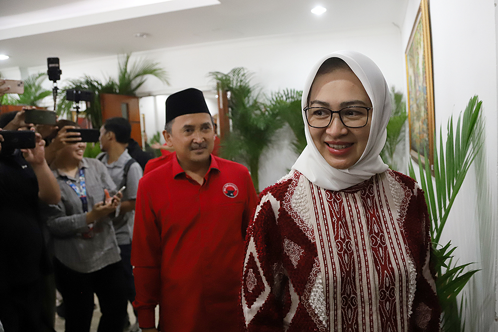 Bakal calon gubernur dan wakil gubernur Banten Airin Rachmi Diany (kiri) dan Ade Sumardi melakukan salam komando saat menghadiri pengumuman bakal calon kepala daerah untuk Pilkada 2024 di Kantor DPP PDI Perjuangan. (BeritaNasional/Elvis Sendouw)