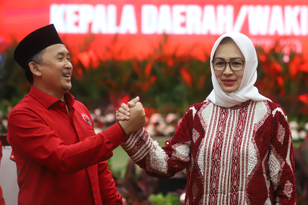 Bakal calon gubernur dan wakil gubernur Banten Airin Rachmi Diany (kiri) dan Ade Sumardi melakukan salam komando saat menghadiri pengumuman bakal calon kepala daerah untuk Pilkada 2024 di Kantor DPP PDI Perjuangan. (BeritaNasional/Elvis Sendouw)