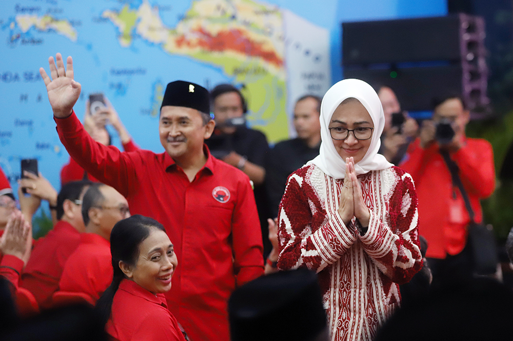 Bakal calon gubernur dan wakil gubernur Banten Airin Rachmi Diany (kiri) dan Ade Sumardi melakukan salam komando saat menghadiri pengumuman bakal calon kepala daerah untuk Pilkada 2024 di Kantor DPP PDI Perjuangan. (BeritaNasional/Elvis Sendouw)