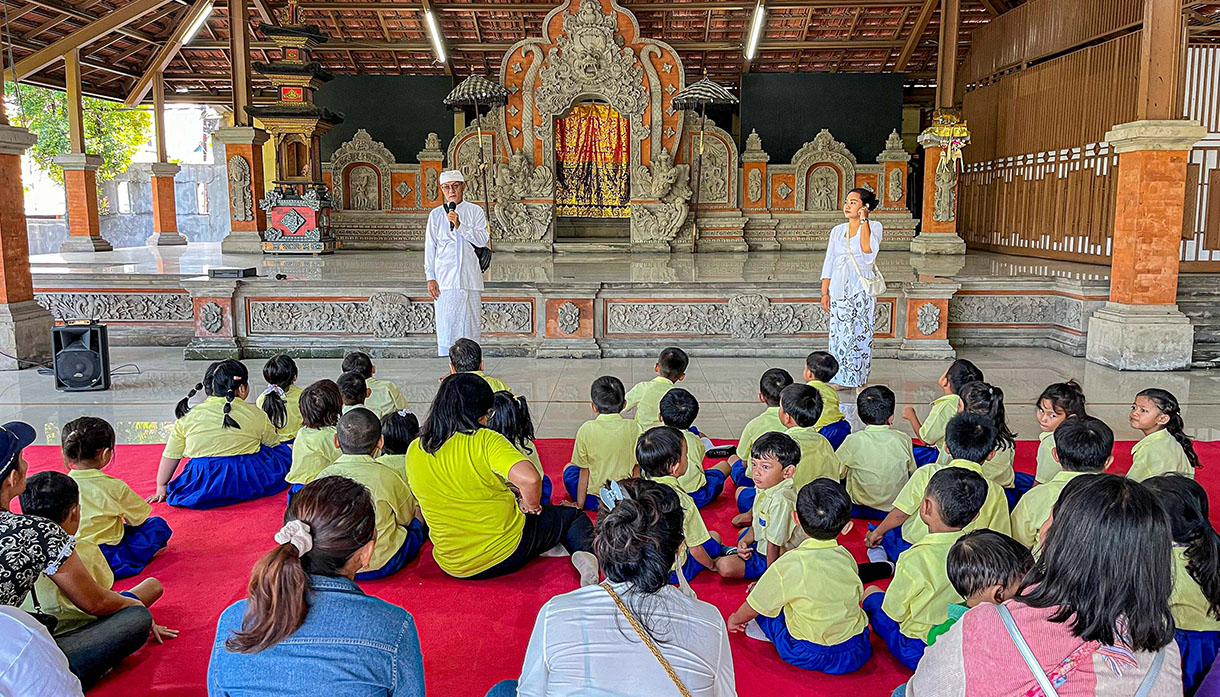 Sejumlah siswa Taman Kanak Strada Santa Theresia di dampingi pemuka agama Hindu saat mengenalkan tempat ibadah Hindu di Pura Dalem Purnajati Tanjung Puri, Cilincing, Jakarta Utara, Kamis (21/11/2024).(BeritaNasional.com/Oke Atmaja)